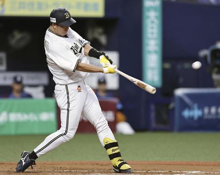 　４回、杉本が左越えに先制２ランを放つ