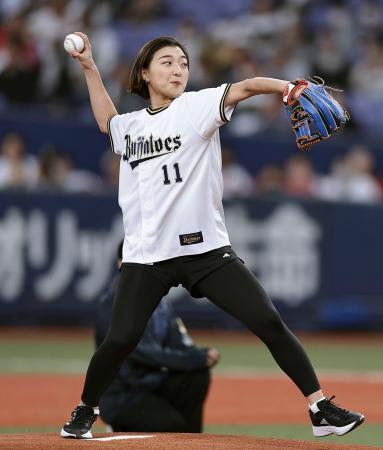 　オリックス-西武戦の始球式を務める、フィギュアスケート女子の坂本花織＝京セラドーム