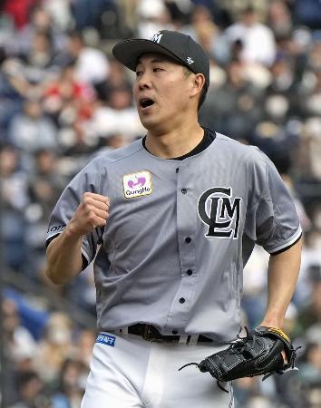 　７回を投げ終え、ガッツポーズするロッテ・西野。無失点で３勝目＝ＺＯＺＯマリン