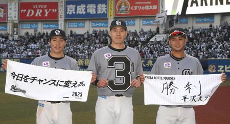 　３勝目を挙げた西野（中央）。左は友杉、右は平沢（撮影・堀内翔）