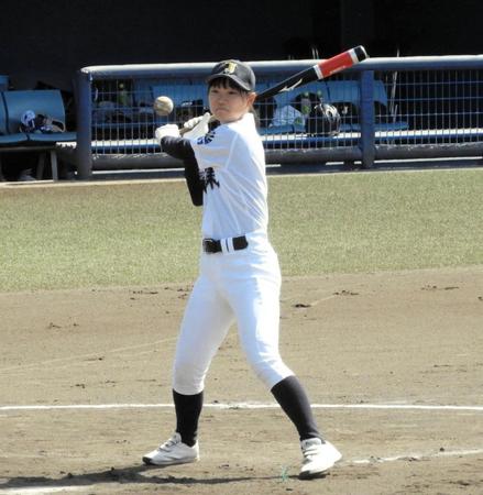 　四国大会でも試合前練習でノッカーを務めた城東・永野悠菜マネジャー