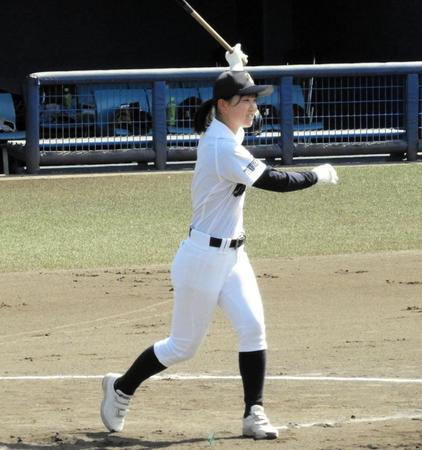 　四国大会でも試合前練習でノッカーを務めた城東・永野悠菜マネジャー