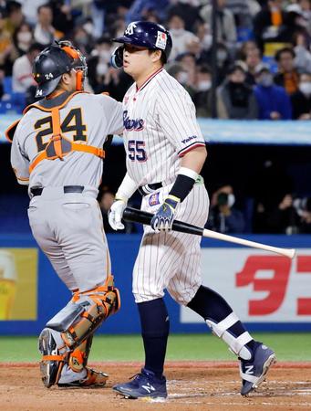 　６回、見逃し三振に倒れた村上。捕手大城卓