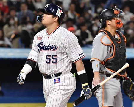 　６回、見逃し三振に倒れた村上（撮影・佐々木彰尚）