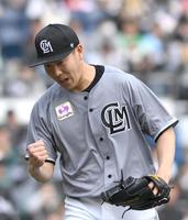 　７回を投げ終えてガッツポーズをする西野（撮影・堀内翔）