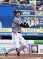 　７回、友杉が右前適時打を放つ（撮影・堀内翔）