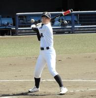 　四国大会でも試合前練習でノッカーを務めた城東・永野悠菜マネジャー