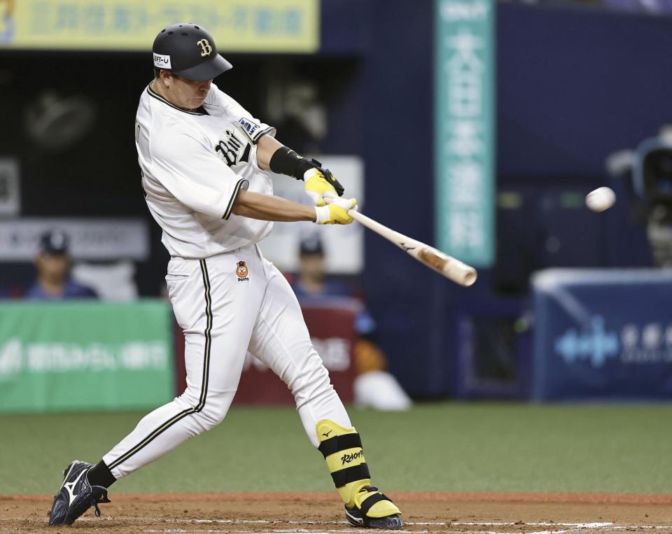 　４回、杉本が左越えに先制２ランを放つ