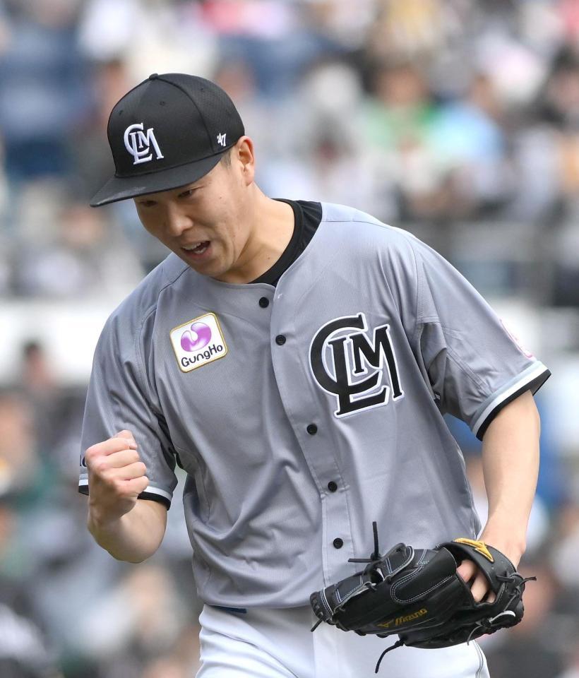 　７回を投げ終えてガッツポーズをする西野（撮影・堀内翔）