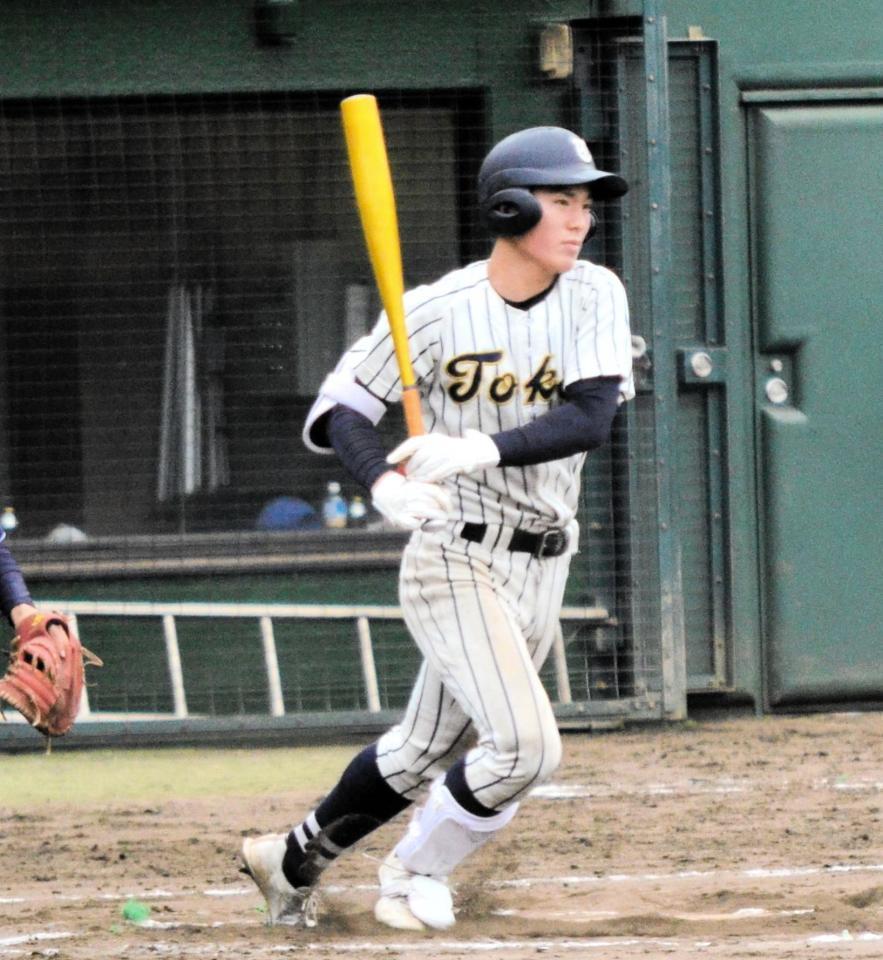 　「１番・中堅」で先発出場し、５打数４安打と躍動した東海大相模・山内教輔