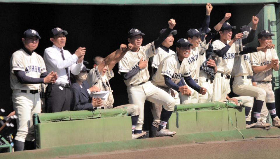 　得点に歓喜する市立西宮ナイン