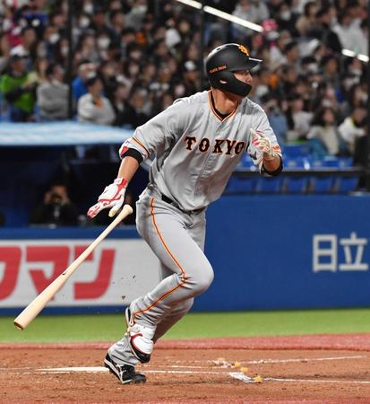 　２回、秋広はプロ入り初安打、初打点となる右中間に適時二塁打を放つ（撮影・佐々木彰尚）