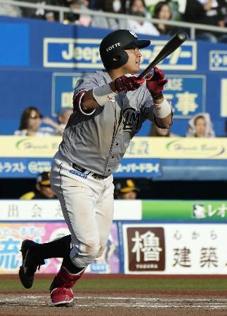 　７回ロッテ１死一、二塁、佐藤都が右中間に３ランを放つ＝ＺＯＺＯマリン