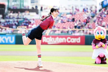 始球式を行った乃木坂４６・久保史緒里（楽天野球団提供）