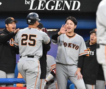 ２回、中越えソロを放った岡本和を出迎える横川（撮影・佐々木彰尚）