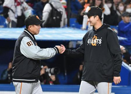 　プロ入り初勝利を挙げて原監督（左）とタッチをする横川（撮影・佐々木彰尚）