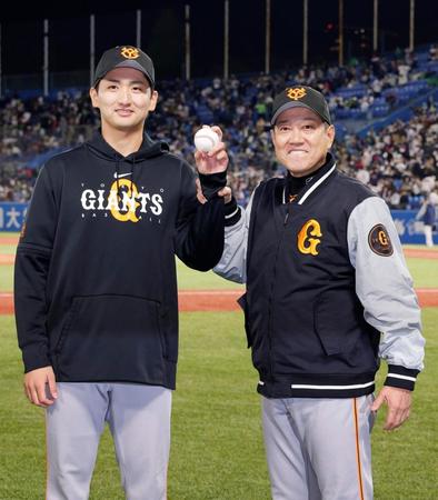 　プロ初勝利を挙げ、原監督（右）とポーズをとる横川