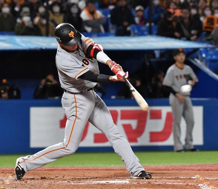 　４回、坂本は中前打を放つ（撮影・佐々木彰尚）