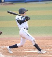 ２回、右中間へ２点適時三塁打を放つ東京学館浦安・谷佳亮（撮影・伊藤笙子）