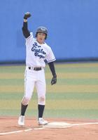 ２回、右中間へ２点適時三塁打を放ち、塁上でガッツポーズの東京学館浦安・谷佳亮（撮影・伊藤笙子）