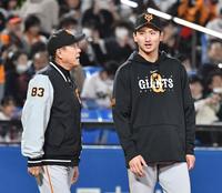 　プロ入り初勝利を挙げて原監督（左）と話す横川（撮影・佐々木彰尚）