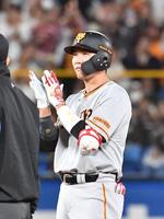 　６回、二塁打を放ち手をたたく坂本（撮影・佐々木彰尚）