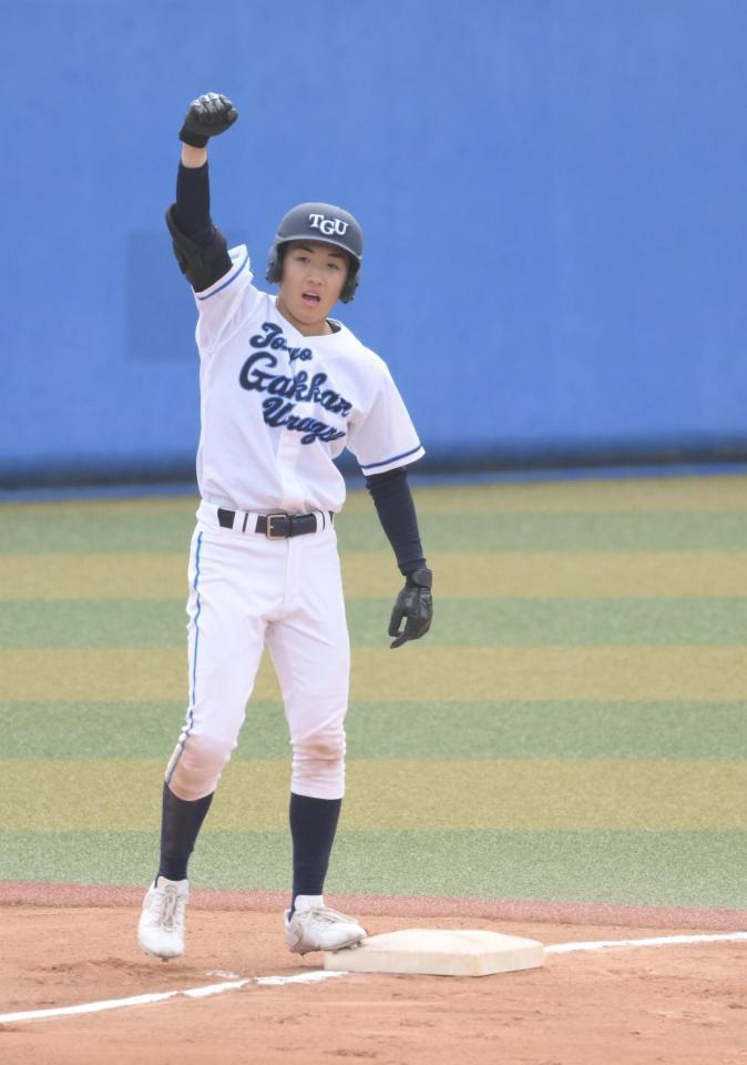 ２回、右中間へ２点適時三塁打を放ち、塁上でガッツポーズの東京学館浦安・谷佳亮（撮影・伊藤笙子）