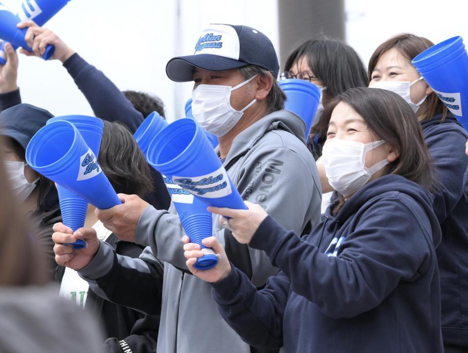 息子・佳亮の応援に駆けつけた谷佳知・亮子夫妻（撮影・伊藤笙子）