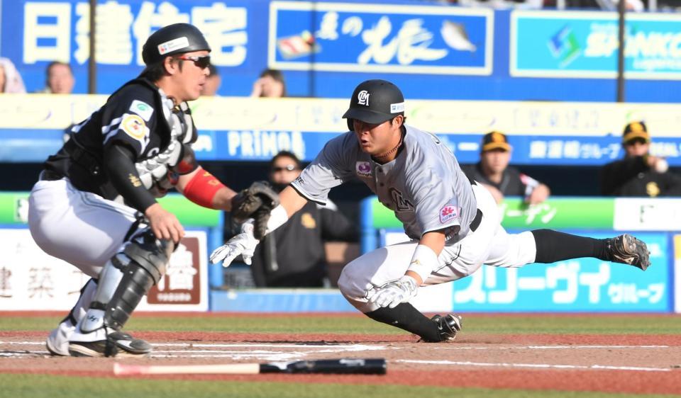 ６回、藤岡の中飛で三走佐藤都が生還（撮影・佐藤厚）