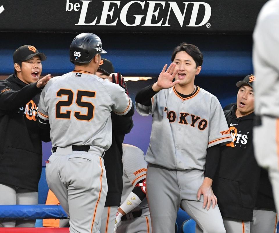 ２回、中越えソロを放った岡本和を出迎える横川（撮影・佐々木彰尚）