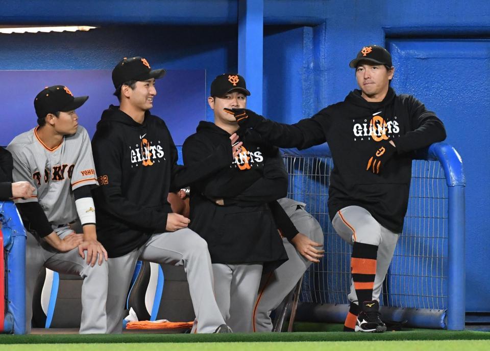 　９回、プロ入り初勝利まであと一人となった横川（左から２人目）を撮るようにアピールする長野（撮影・佐々木彰尚）