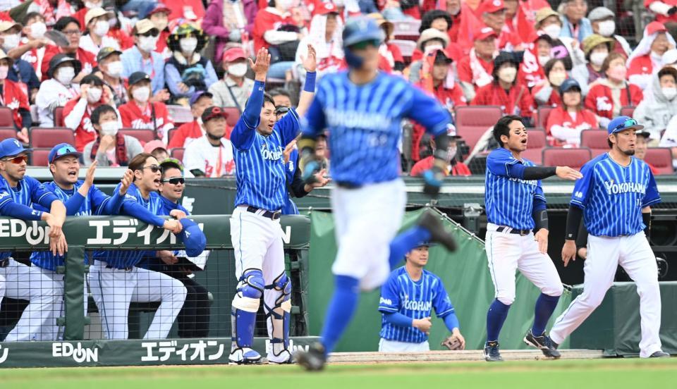 　９回、代打・楠本が勝ち越し適時打を放ち、沸き上がるＤｅＮＡベンチ（撮影・田中太一）
