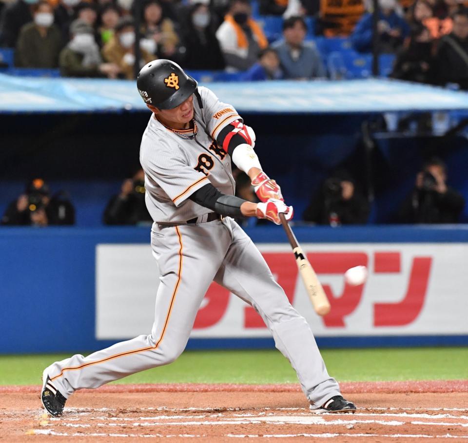 　６回、坂本は左中間に二塁打を放つ（撮影・佐々木彰尚）