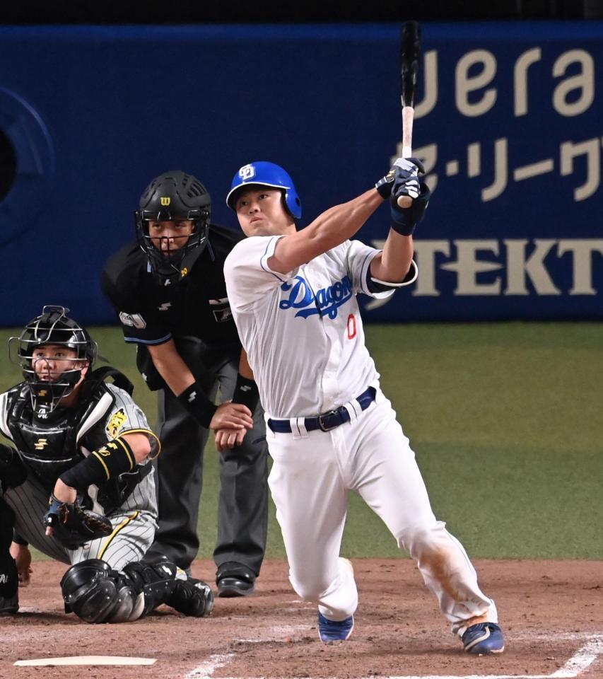 ５回、勝ち越しのタイムリー二塁打を放つ細川（撮影・飯室逸平）