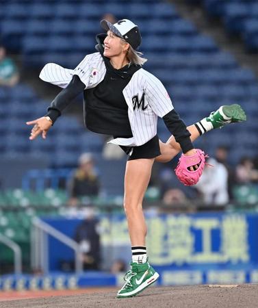 　ファーストピッチセレモニーで投球する金田久美子