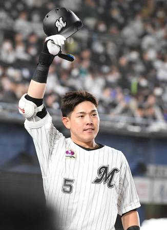 　２回、右中間本塁打を放ち声援にヘルメットを掲げ応える安田（撮影・三好信也）