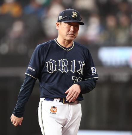 　２回、先発・宮城の交代を告げる中嶋監督（撮影・中島達哉）