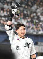 　２回、右中間本塁打を放ち声援にヘルメットを掲げ応える安田（撮影・三好信也）