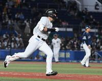 　２回、右中間本塁打を放つ安田（撮影・三好信也）