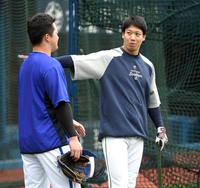 　牧（左）と談笑する山田（撮影・佐藤厚）