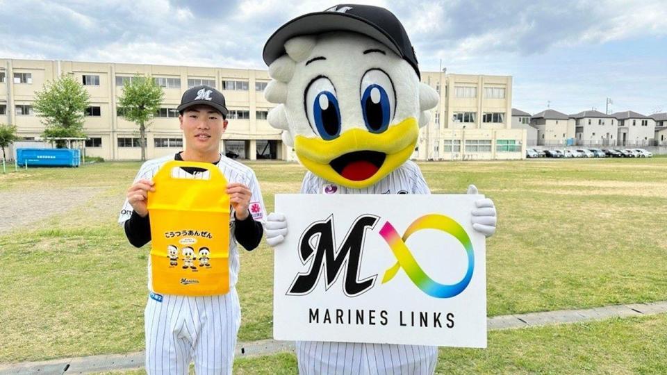 　ランドセルカバー贈呈式で千葉市立稲浜小学校を訪れた友杉と球団公式マスコットマーくん（球団提供）