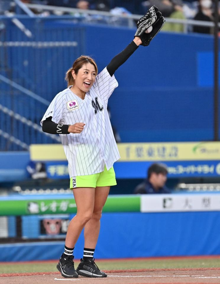 　ファーストピッチセレモニーで捕手を務めた藤本麻子