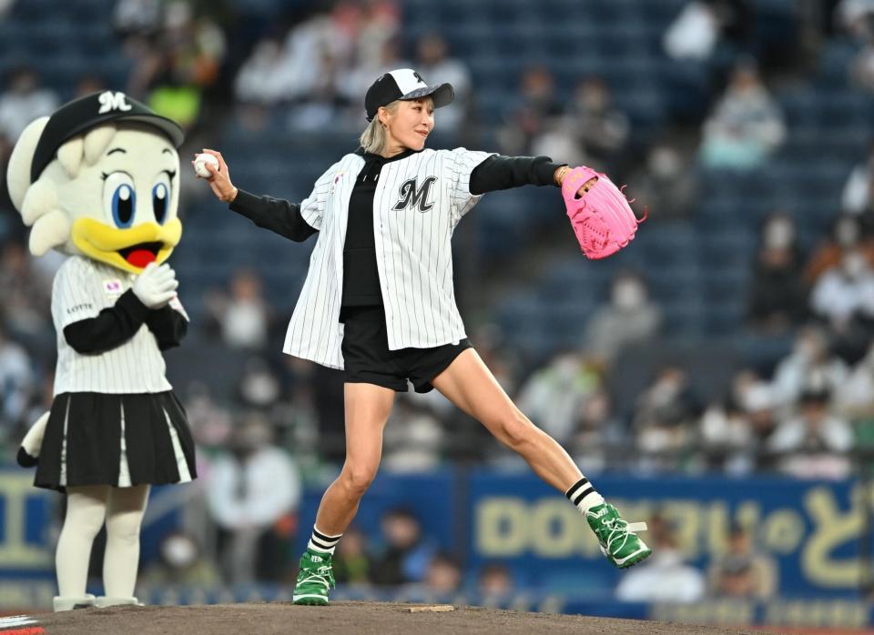 　始球式を務めるプロゴルファーの金田久美子