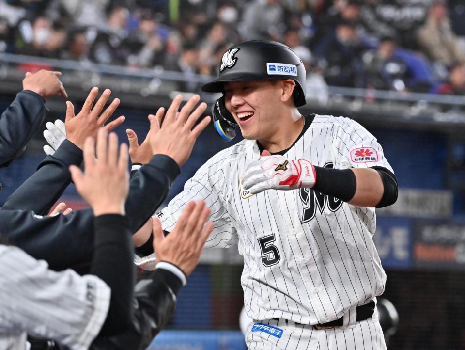 　２回、本塁打を放ちナインに迎えられる安田