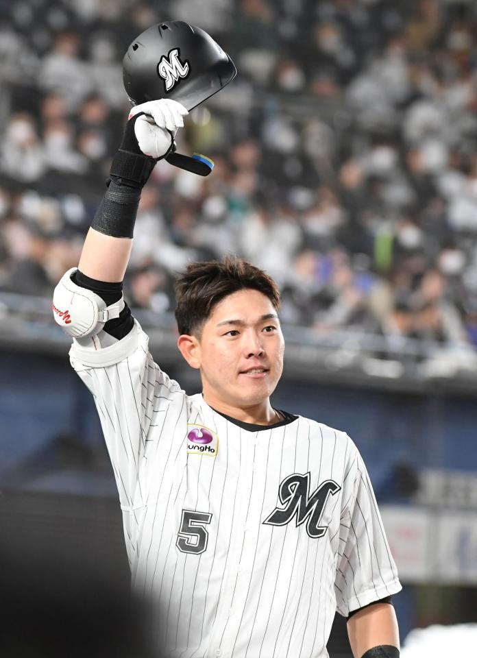 　２回、右中間本塁打を放ち声援にヘルメットを掲げ応える安田（撮影・三好信也）