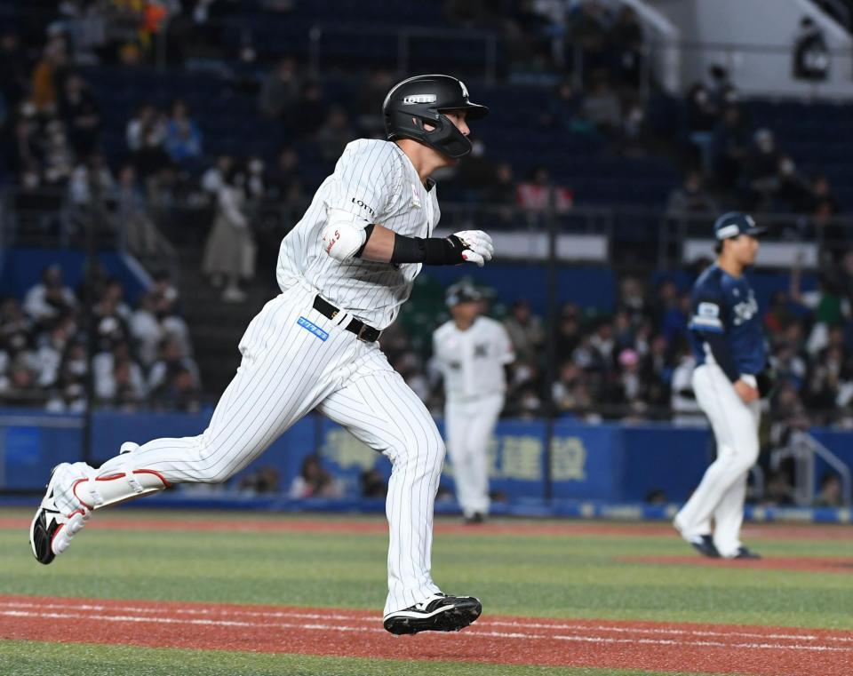 　２回、右中間本塁打を放つ安田（撮影・三好信也）