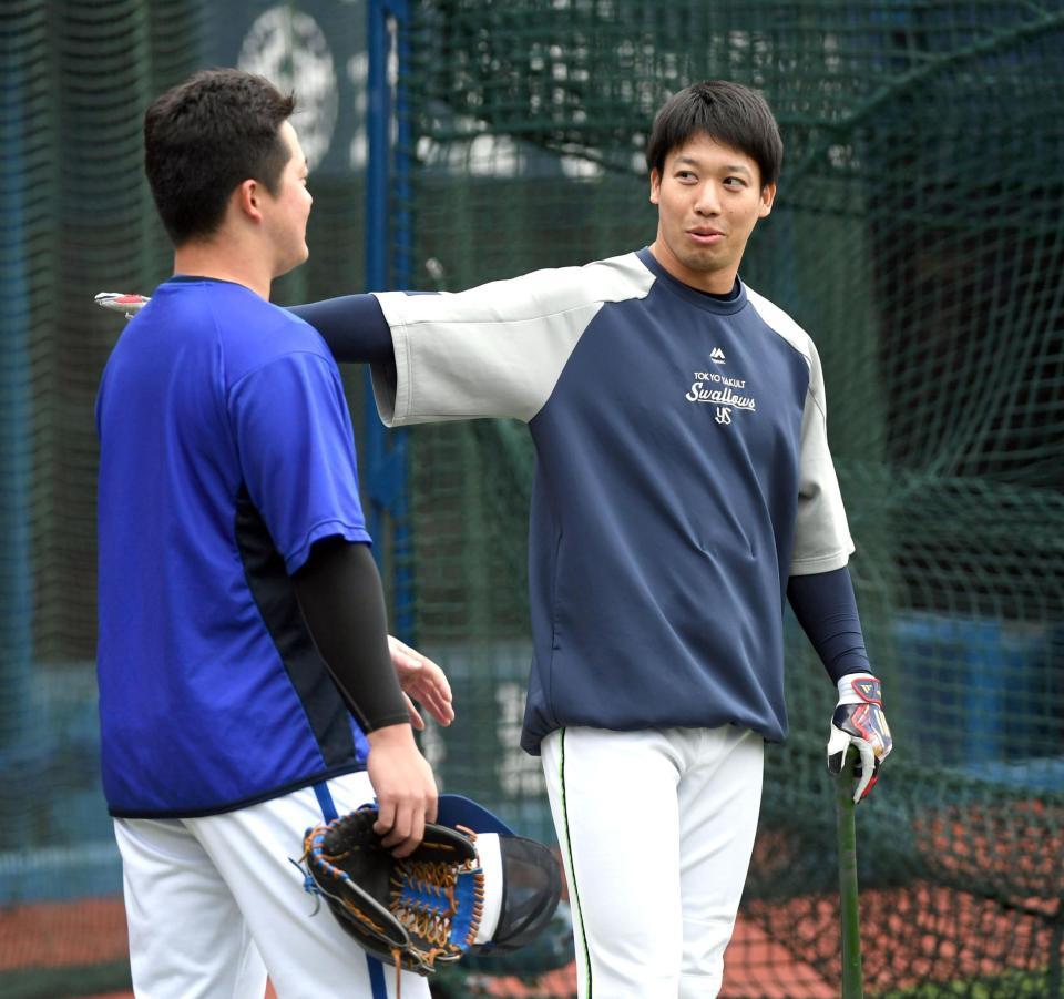 　牧（左）と談笑する山田（撮影・佐藤厚）