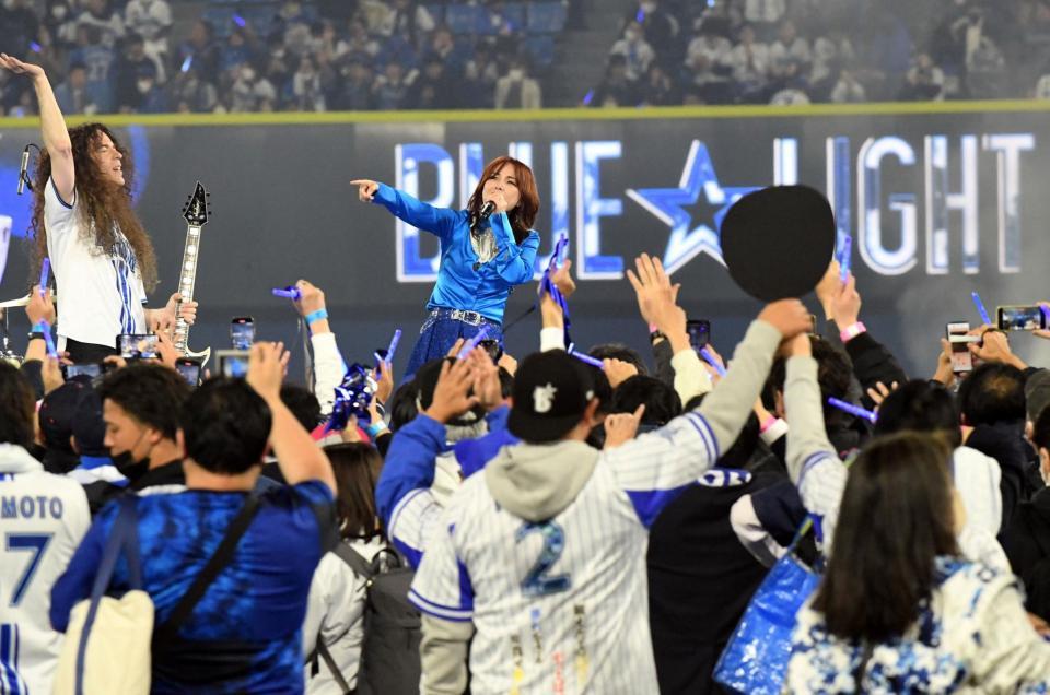 　試合終了後、ライブを行った相川七瀬（撮影・佐藤厚）