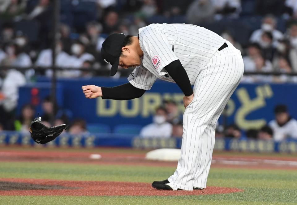 　１回、中村に２点本塁打を浴びグラブを投げる美馬（撮影・三好信也）