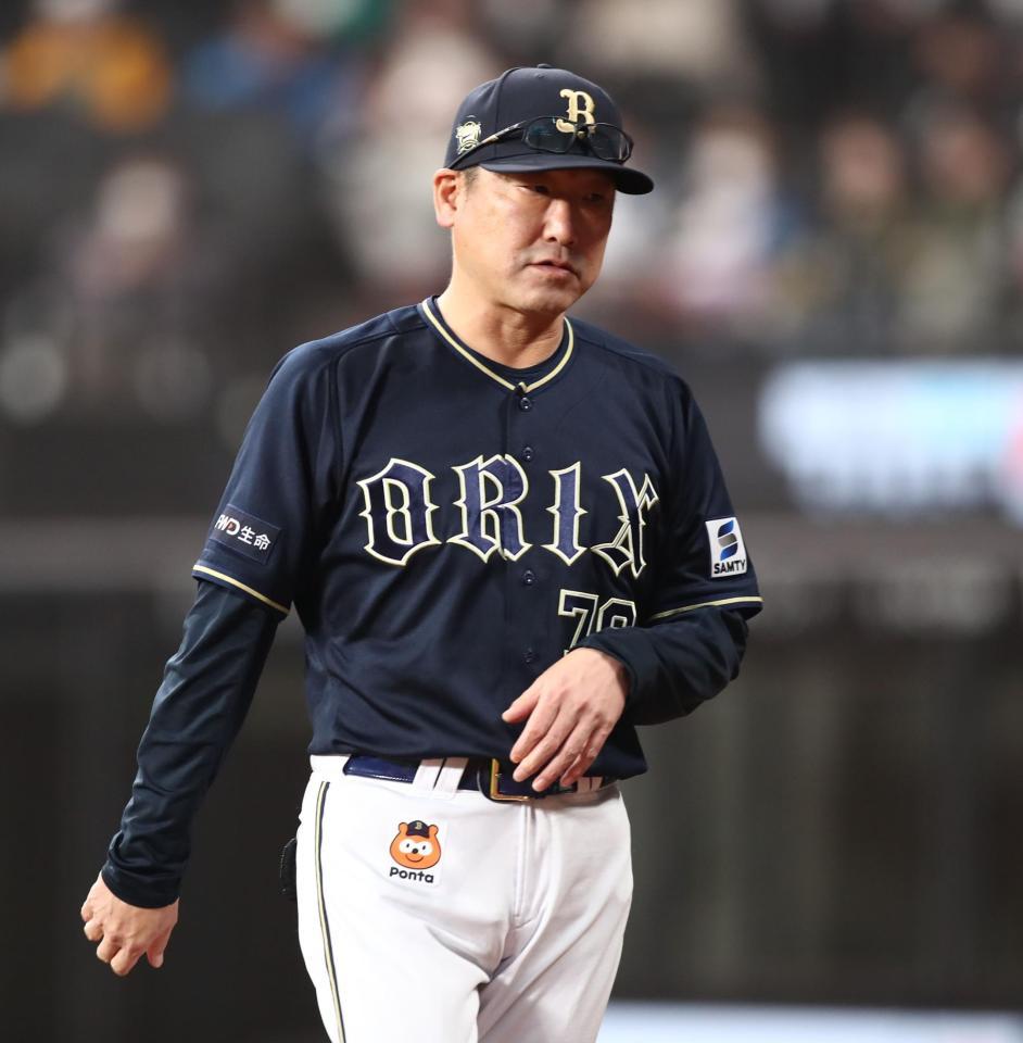 　２回、先発・宮城の交代を告げる中嶋監督（撮影・中島達哉）